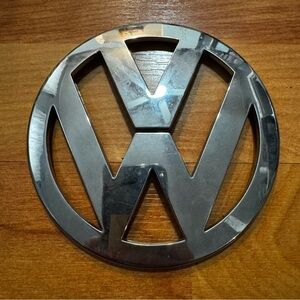 06 07 08 09 10 11 12 Volkswagen Routan Tailgate Lift Gate EMBLEM OEM 05113462